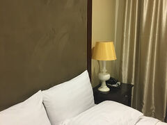一泊目は、市内観光のためにバンダルスリブガワンのホテルに宿泊しました。
想像以上にお部屋が狭くてびっくり！！！！
ドア開けたらすぐにベッドでした。
