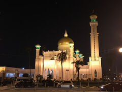 ライトアップしているオールドモスクを見に出かけます。
街中はとてもきれいで、夜に歩いていても危険もありませんでした。
