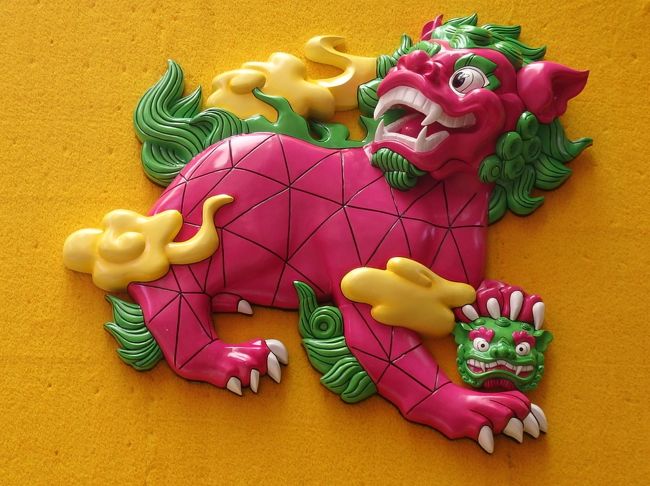 写真は時代広場前のお飾り。<br /><br />銅羅湾に来たのは、スウォッチのほかに、SPCA（香港愛護動物協會）のショップを探して、と、誠品で何かいいお土産を見つけられるかしら・・という目的があったんだけど・・どれもまったく見つけられず、空振り