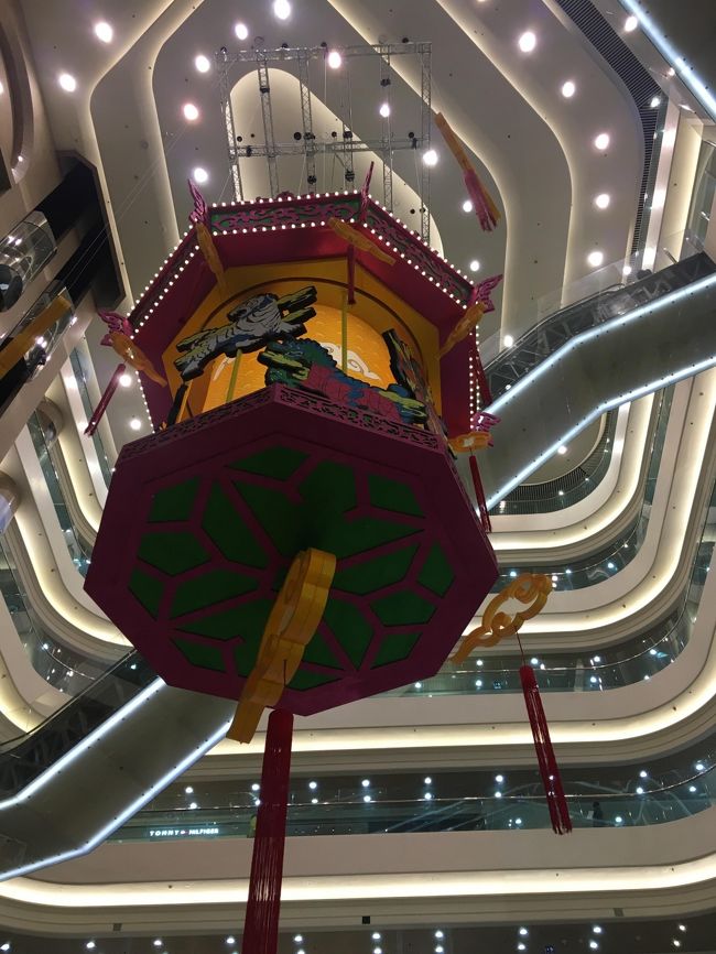 まずはトラムで銅羅湾までやってきました。<br /><br />えと、今日は、自分用の買い物と、お土産をいろいろと買わねばなりません。<br /><br />時代広場に来たのは、スウォッチの香港バージョンを見たいと思って・・・