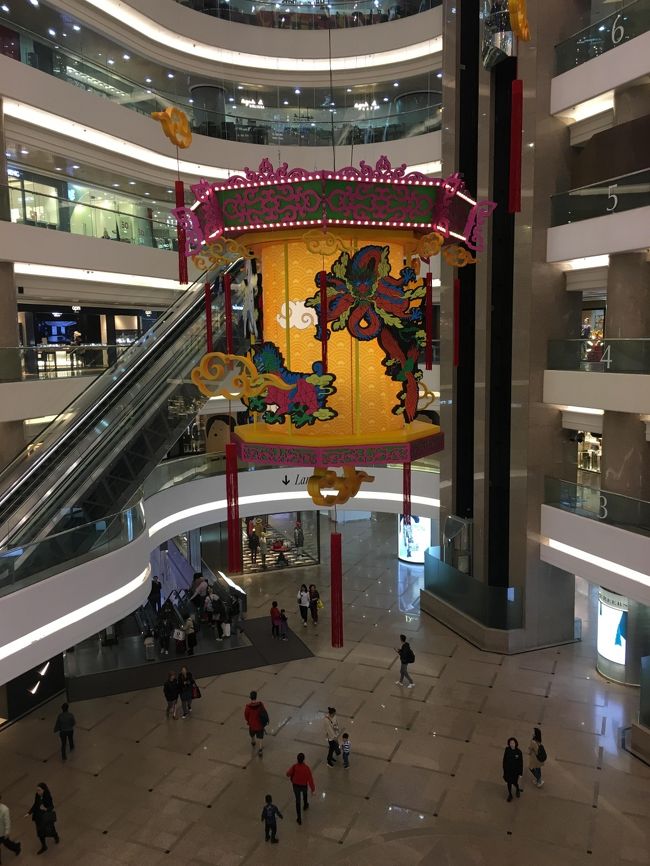 来てみてから、スマホで調べたら、時代広場にショップはなかった・・前はあったような気がしたのよねー（調べてから来い！）<br />で、よく調べたら、さっき歩いてきた道沿いにあった。<br />香港バージョンのスウォッチ、かわいいんだけど、ちょっともう、おばさんには無理かなｗ