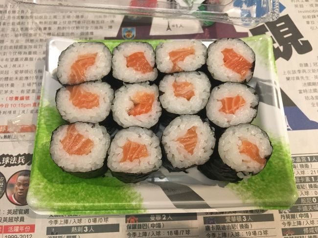 さてと、早いですが、今日はお昼抜きだったし、これからコンサートなので、お夕飯です。恒例のサーモン寿司・・いつも、値引きされてるのを買うんだけど、今日は早い時間で定価だったので、握りではなく海苔巻きです。<br />前回、サーモンを食べず、サラダにしたら、失望した！というご意見を2名くらいの方からいただいたのでｗｗｗｗ意外と期待されてるんだな、と、自覚しましたｗｗｗｗ<br />