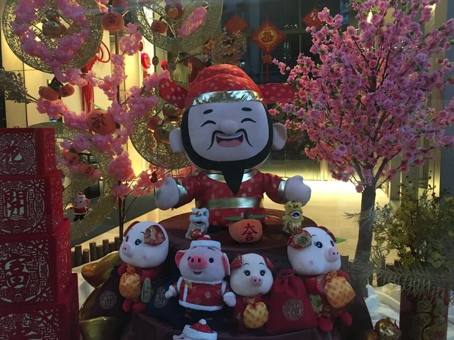 さて、コンサートですよ！（ドキドキしてきた）<br />でも、意外と早く出かけられたので、中環まで歩いてしまった。<br />だって明日もう帰るからいろいろ歩きたい<br /><br />写真は、皇后大道沿いのマンションのエントランスにあったお飾り