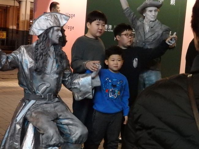 ＊ここにフェリーの動画を貼り付けたいんだけど、どうにもユーチューブにアップロードできない！<br /><br />ということなので、チム側のバスターミナル辺り<br />白人さんのパフォーマンス（うごかない）