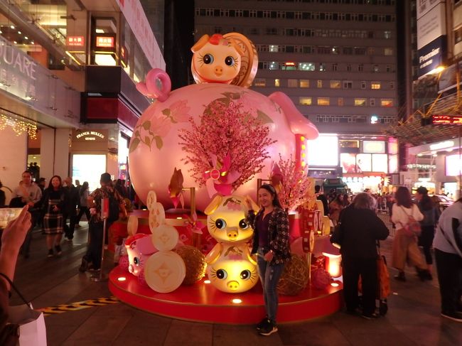 なんとなく人の流れに乗って歩いてしまったら、K11のところに・・<br />あ、そうだ、帰りはバスだから、オクトパスにチャージしなくちゃ、、と地下におりる（セブンイレブンとかでチャージしたことがなくて・・('◇')ゞ）<br /><br />そのまま地下道を歩いてチムトン出口まで行って・・<br />そこから天橋でホンハムまで。<br /><br />