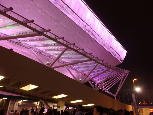 着いたよー。ドキドキ<br /><br />えーと、今日来たのは張學友　A Classic Tour 最終の香港演唱會です。<br />こないだ、さいたまスーパーアリーナでやってくれたやつ、あれですっかり感動してしまって、その後の日程を見たら、今回の自分の旅行の日と重なっていたのですっ。<br />これは行くしかない！と、いつもお願いしている代行さんに申し込んだら、定価の5倍くらいしてびっくりしてキャンセル。。何とかほかに行く方法はないのかと、調べていたら、S○○Ｈ○○というサイトを発見！どうも、転売サイトらしいので、手を出していいものか迷っていろいろ検索しました。<br />結果、がちがちに転売業者がやっているわけではなく、個人で行けなくて手放す人も受け付けてるらしいので、、定価により近い額で、なおかつ続き席ではないやつ（それなら個人が手放した席かも・・）を申し込みました。<br /><br />チケットの送付日が出発日直前で、ドキドキしたけどなんとか手に入った！<br />