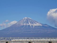 東名を下りて、次に寄ったのはここ。
富士川から、富士川橋梁を渡る新幹線を撮ります。

お天気よくて、富士山にも雲がかかっていなくてサイコー！！！
旅行記の表紙写真、こっちにしようかとも思ったのですが。。悩ましい。