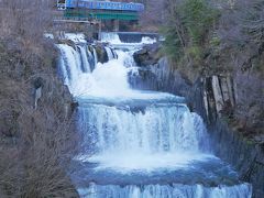 田原の滝へやってまいりました。なんだかとても曇っていて、雪もちらついておりまして、風もありまして、、、この日一番寒くて泣きそうでした。

って、まだ準備していないときに通ったー！！！
慌ててシャッターを押します。うーん、どうなのこれ？
ちなみに通った列車は、さっき河口湖駅にいた6000系でした！