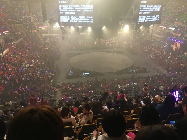 一度席を確かめてからトイレに行って戻ってきたら、あれー、私の席に人がいる！！<br />チケット見せて、聞いてみたら、「ここは７６、あんたは７７」と、そこらにいた普通語軍団５，６名に一斉に言われて、「あぁ・・ちーすーりう、ちーすーちー・・す・・スマセン」と謝って、ちょっと悲しかったわ・・<br /><br />そうそう、さいたまもそうだったけど、コンサートの客の普通語率がこの香港でもめっちゃ高かった。香港人が買えないチケットをこの人たちはどこからか入手できるんだろうか・・・<br />學友さんはそんなことにはかまわず広東語で通してたけど（ありがとう！！）明らかに、普通語の歌の方が盛り上がっていた気がする・・・(-_-;)<br /><br />無事に席に着いたのが８時頃。<br />開始予定は８時１５分だけど、香港のコンサートの常識（？）として、始まるのは８時半以降だから、まだみんなだらだらと入場してるのが常です。<br /><br />緊張するとトイレ行きたくなるから、気を紛らせるために、写真をＬＩＮＥしてみる。<br /><br />西環パトロール部からは「土俵ですか」という返事、他の友達からは、「闘牛ですか」と来ました。<br /><br />
