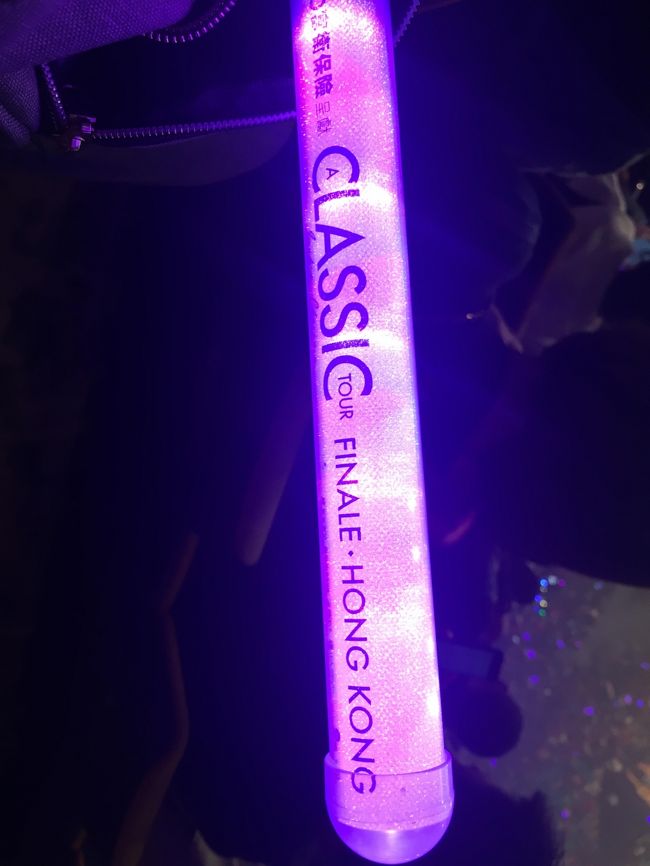これは、コンピューター制御？？で、曲によって色が変わるペンライト、椅子にテープでくっつけてありました。<br />さいたまのとき、これ、無地だったんだよねー、今回はしっかりと香港の文字。<br />これは記念に持って帰らねばーー