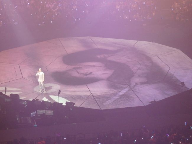 お楽しみのコーナー<br />「他来聴我的演唱會」の歌の間、客席が映し出されます。<br />ほとんどカップルなんだけど、映し出されたのに気づくと、だいたいみんな、ぶちゅーーっとキスします。<br />たまに、男性のテンションが高すぎて、拒否する女性がいたり、ただただはずかしがったり・・（でも、さいたまの時より、断然、キス組が多かった！）<br />そんななか、年配のご夫婦が映し出されたのを見て、なんかとても良い感じがして泣く、独りの私ｗｗｗ<br /><br />そして、その中で一番良かったカップルの写真がステージに映し出されて、同じ画像の大きな写真額がその人たちに贈られます（サイン入り）<br />「結婚してるの？まだ？早くしなさい！」みたいなことを學友さんが言ってたみたい。<br />