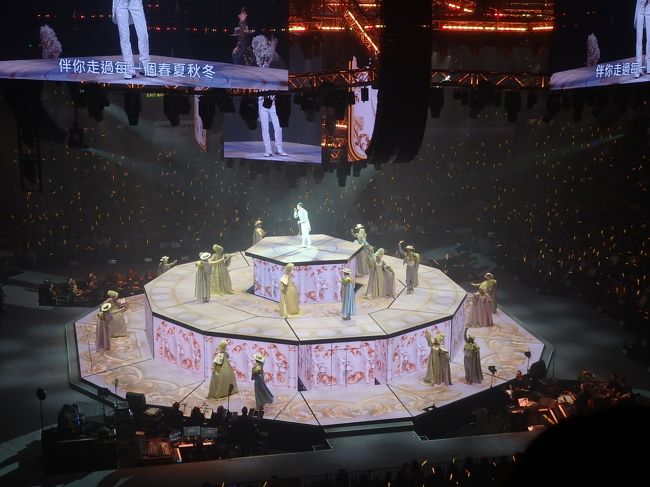 最後の曲が始まって、席を立ちました、ごめんなさい！<br />今回はチムサアチョイに泊まってないから、バスに乗るんだけど、混む前に乗りたくて。<br />８時１５分に始まって、最後の曲が始まった時点でもう１１時半！<br />ゲストなしでほぼでずっぱりで歌い踊る５７歳！<br />やっぱり神です！！