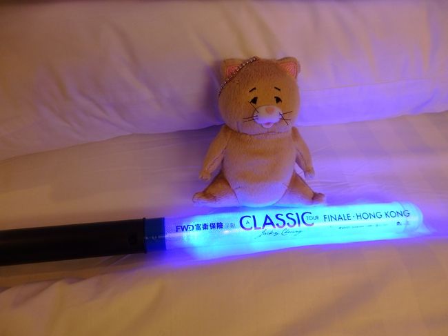 明日も早起きするので、急いでシャワー浴びて寝ないと！<br />でも、興奮冷めやらぬ・・隠し撮りした（こらーっ）動画を見つつ・・<br />コンサートよかったよねー、ネコノヒー！<br />などと話しかけたりしながら、寝ますー。<br />明日は帰国です・・・とほほ