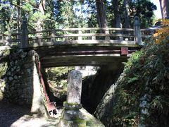 中の橋。
正式には手水橋という名ですが、一の橋と御廟橋の間にあることから、中の橋と呼ばれています。
手水橋の下を流れる「金河」は生死の境と言われ、三途の川のような存在です。