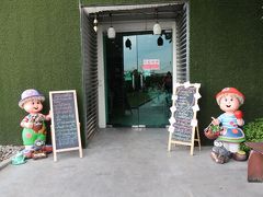 敷地のずーっと奥にレストラン入口発見！！
知らない人は絶対来られないじゃん！

この海軍施設、退役軍人のための福利厚生施設みたいな感じなんで、一般人には来てもらわなくてもいいのかも。。
ようやくたどり着いた『クン クング キッチン　Khun Kung Kitchen』。
むかーし発行の歩バンに載ってて来始めて以来、７回目くらいでしょうか。



