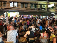 再びラムブトリー通り。3年前に感じたことだが、カオサン通りよりも賑わっているようだ。客層はほぼ欧米観光客たちだが。