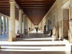 そして広大な敷地の東側には、現在は博物館として使われている復元された古代の柱廊、“アッタロスの柱廊”が。

この建物は紀元前2世紀、小アジアにあるペルガモンの王アッタロス２世が、アテネで学問を学んだことに対する謝礼として寄贈したもの。

267年にローマ帝国に侵入したヘルール族（ゲルマン人の一派）により破壊され、その後はアテネの城壁の一部として使われていたそうですが、現代ギリシャの1950年代になって、観光用に“古代アゴラ博物館”として再築されたとのこと。