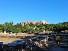 １８時２０分、アクロポリスの丘の北西にある“古代アゴラ”に到着。

先ほど見た“ローマン・アゴラ”が古代ローマ時代（紀元前１世紀～紀元後２世紀）のアゴラだったのに対し、こちらはあのソクラテスやプラトンも通った、正真正銘、古代ギリシャ時代のアゴラです。

ただ、当時の建物は、古代からの長い年月の間、異民族の侵入などによってほとんどが失われてしまっており、写真に見える場所には市場や音楽堂などがあったのですが、現在ではこのとおり、基礎ぐらいしか残っていません。

まあ、この“基礎ぐらい”でも、とてつもなく貴重なんですが・・・。