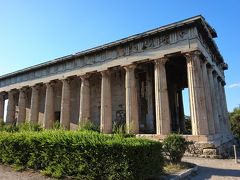 高台の一角にはほぼ完全な姿で残っている古代の神殿、“ヘファイストス神殿”（Temple of Hephaistos）が。

パルテノン神殿とほぼ同時期のBC449年頃に建築が始まり、BC415年頃に完成した神殿で、陶工や鍛冶屋が集まる地区に建てられたため、“炎と鍛冶”を司るとされるオリンポス12神のひとり、ヘファイストス（ヘーパイストス、ローマ神話ではウルカヌス）を祀る神殿となりました。

なお、スキロス島で死んだアテネの創建者で伝説上の王テセウスの遺骨を、キモンがアテネに持ち帰ったことを記念して、“テセウス神殿”と呼ばれていたという説もあるとのこと。