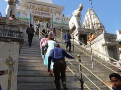 私たちは、その隣のジャグディーシュ寺院に入ります。

ウダイプールで最大のヒンズー寺院です。