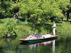 ハグレー公園を歩いていると、私たちの次の組の人たちのパンティングに遭遇。
まあ、私たちも見られてましたが。
このパンティング、ハグレー公園の中を通っています。