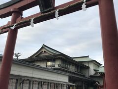 日が暮れてしまう前に穴守稲荷に行ってきました。
天空橋の駅から歩いて5分～10分ほどで到着です。
