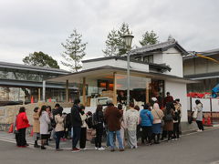 渡月橋を渡らずに人気のコーヒーショップに行きました。
人気店でやはり並んでますね。