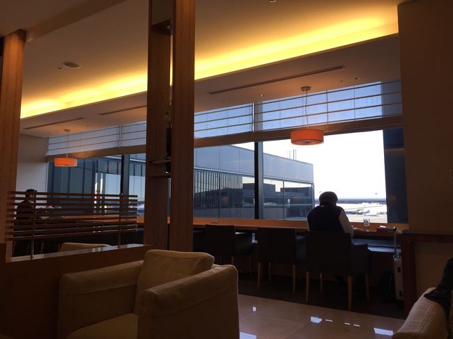 中はこんな感じで、窓側の席からは飛行機が見えます。