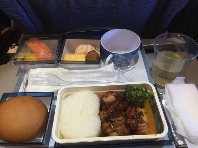 機内食です。味はまずくありません。<br />ご飯にパンは炭水化物の摂りすぎになるので気を付けましょう。<br />白ワインと共に頂きました。