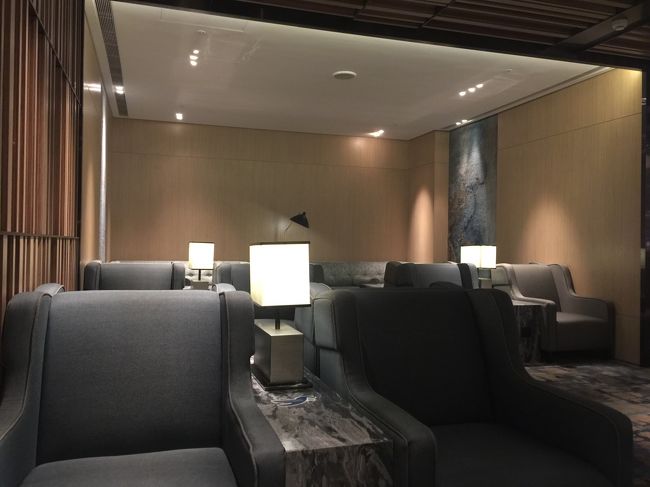 ゆったりしたソファー席。