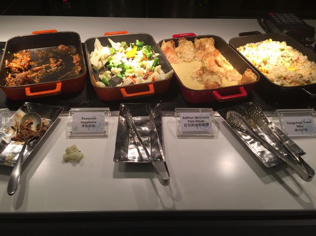 ホットミールはこんな感じです。<br />別にオーダーをして作ってもらう麺類とチキンライスなどもあります。