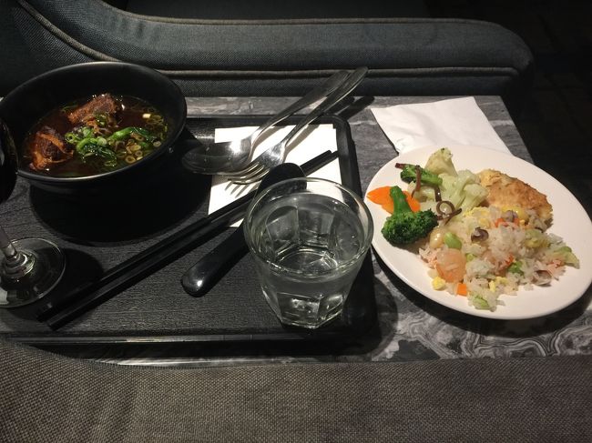 ホットミールと牛肉麺を食べました。<br />写ってませんが、赤・白ワインと共に頂きました。<br />次回利用する時は、チキンライスを食べてみようと思います。