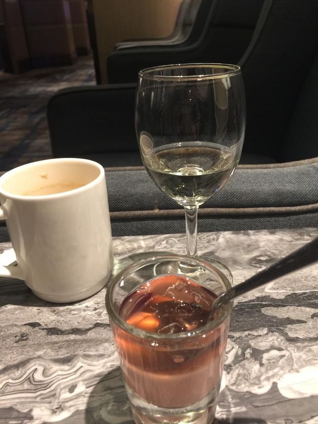 席を移動して、デザートを頂きました。<br />ここでも白ワインがお供です。<br />最後にコーヒーで締めくくり。