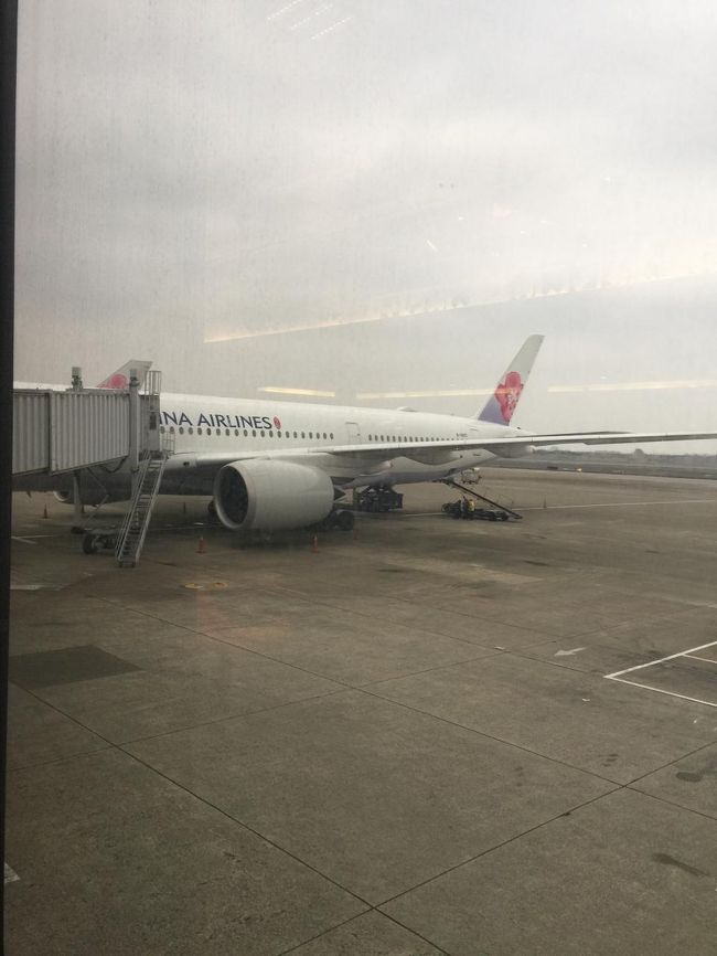16：35発香港行きCI919便です。<br />エアバスA350-900の機体です。