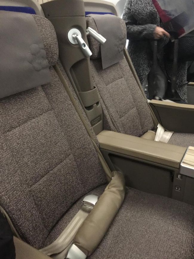 なんとラッキーな事にプレミアムエコノミーの席でした。