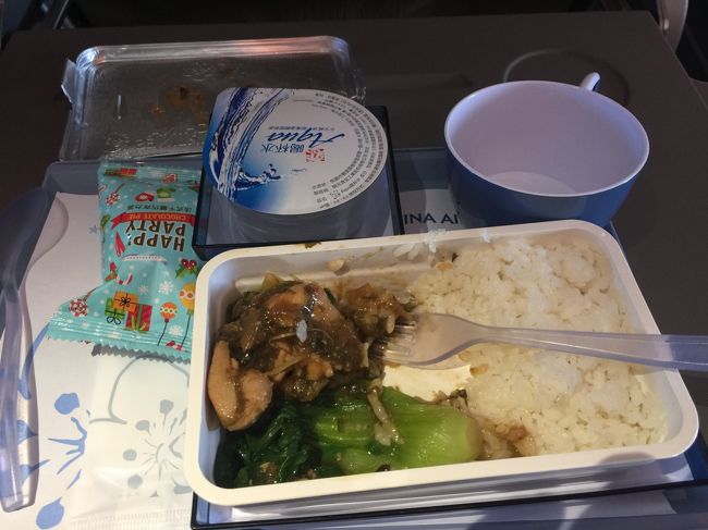 機内食はこんな感じですが、先ほどラウンジで食べたばかりなので<br />かなり残してしましました。<br /><br />香港到着編に続きます。<br />ここまで読んで頂きありがとうございました。