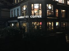 三条大橋のたもとにあるスターバックスコーヒー京都三条大橋店です。
川床のあるスタバで有名ですね！