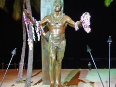 デュークス カヌー クラブで食事したら、デューク カハナモク像もお邪魔しないと。
サーフィンの父として有名なハワイの英雄デューク･カハナモクは、その類まれなる身体能力を水泳でも発揮しました。1912年よりオリンピック3大会で3つの金と2つの銀メダル、水球でもメダルを獲得。引退したあとはハリウッドで俳優活動を開始、後にホノルルの保安官となりました。そのさまざまなフィールドでの功績を認められ、ハワイ親善大使としても活躍。この銅像は彼の生誕100年を記念して建てられました。