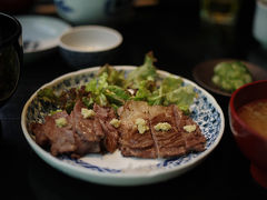 「蔵部」で信州産牛肩ロース重ね焼きと山葵丼