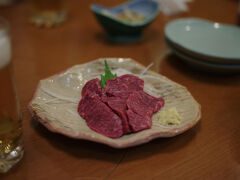 「油や」で夕食に馬刺しと蕎麦