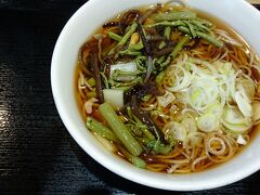 昼を食べていないので、両国駅構内の立ち食いそば屋で山菜そば