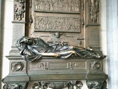 みんなに撫でられる「セルクラースの像」