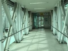 台南の駅も改装中。向かいのホームに行くのに、地下階段ではなく、エレベーターのある横断通路ができていました。