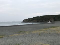 混んでいるシーフードストリートを通り抜けると海岸に出ます。どうやら海水浴場になっているようです。
さすがに泳いでいる人はいませんでしたが、ビーチマットを敷いてピクニックをしていたり、砂浜で遊んでいる人達がいました。