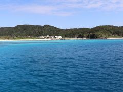 正午過ぎ、青空が見え始めて、座間味島へ戻る途中のケラマブルーの海。
船長さんがエンジンを止めて、波が立たないようにゆっくりと船を止めて、海中からケラマブルーを満喫。とっても贅沢！

遠くのエメラルドグリーンもステキ！
ツアーに参加した皆さんと感激の会話が弾みました。