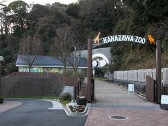 右手が動物園の入口。
左手がバス停から上ってきた道です。