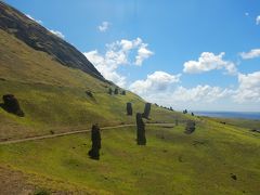 山の斜面からモアイが生えているようで、面白い光景です。