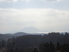 展望台から桜島が微かに見えました。