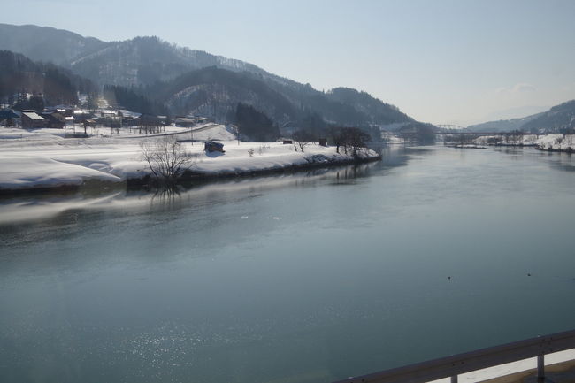 長野方面に向かっては左側に川が沿っていますので、進行方向に向かって左側の席がいいかと思います。