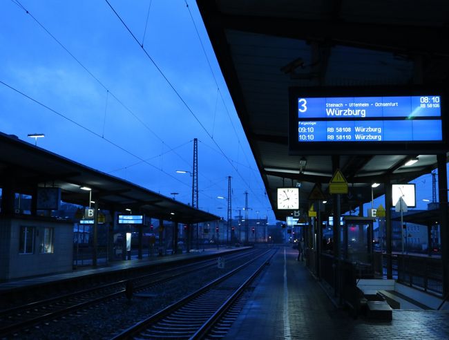 今日は電車の乗り換え時間が少なくて心配だったので、<br />安全見て７：０５ニュルンベルク発の電車で行くことに。<br />6時起き。。まだ暗いし。。電車もほんとに来るのかドキドキ。<br />この駅はお店のある駅入り口からホームが遠いので、うっかりコーヒーも買わずにホームに来てしまって失敗。乗り換え途中のアインバッハ駅で30分あるからそこでなんかお店あるかと思ったら朝早すぎてやってない。。<br />そして、2回目の乗り換えは4分しかないのにホームが別なので、スーツケースもって階段上り下りで焦りまくり。<br />ＤＢのお姉さんは、みんな乗り換えるから大丈夫よー、と言ってたけど、のんびりしてたら乗り遅れると思う。せめて10分欲しいなあ。。